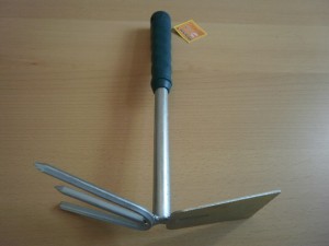 Мотыжка комбинированная хромированная, (3-х.зубая) пласт.ручка (арт: В274-Н) L-34см.